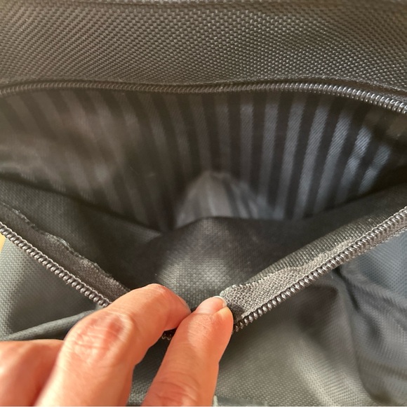 Tumi Nylon Small Messenger Bag Made In America - Picture 8 of 14
